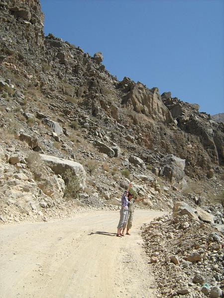 d2_weg langs wadi.JPG - Frouwkje en Inger op de weg langs de wadi. Enorme rotsblokken liggen overal om ons heen.